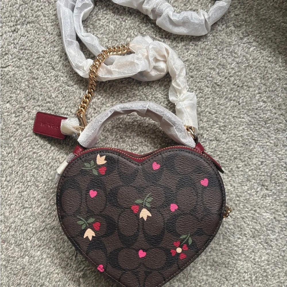 !!SOLD!!Coach Heart-Shaped Mini Bag Signature Canvas - Picture 4 of 5